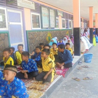 Berjamaah di Teras Tidak Menyusutkan Semangat Siswa MIN 3 Kepahiang Beribadah 