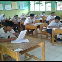 Hari Pertama Ujuan Sekolah MTs N 1 RL