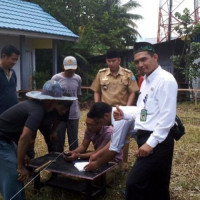 Ka.KUA Ratu Samban Kota Bengkulu Ukur Arah Kiblat Mushola Al-Ikhlas