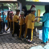 MIN 01 Rejang Lebong Bagikan Makanan dan Minuman Sehat Kepada Siswa