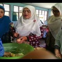 Demo Masak Donat Dan Bakpau Dalam Rangka Peningkatan Peran Dharma Wanita MTsN 01 Kepahiang