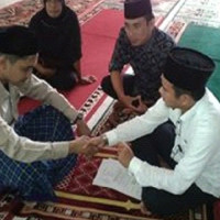 Kepala KUA Taba Penanjung Tuntun Warga Ucapkan Syahadat