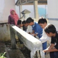 Guru MIN Pondok Kelapa Ajarkan Praktek Wudhu dan Sholat