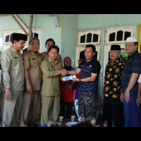 KUA Kecamatan Ipuh Serahkan Bantuan