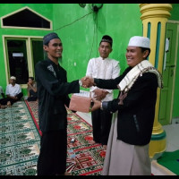 Tanamkan Nilai-Nilai Qur’ani, Ka.KanKemenag Mukomuko Serahkan Bantuan Mushaf  Al Qur’an