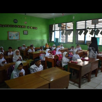 Gelar MATSAMA, Guru MIN 1 Benteng Ajarkan Siswa Berdo’a