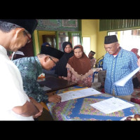 KUA KAbawetan Terima Tanah Hibah