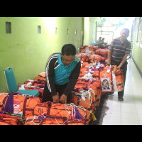 Panitia Keberangkatan CJH Kemenag RL Terima Pengembalian Tas Koper