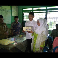 Hindari Gratifikasi, Ka.KUA Talang Empat Dokumentasikan Peristiwa Nikah