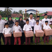 MIN 1 MM Bagikan Hadiah Perlombaan HUT NKRI ke 72