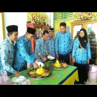 Syukuri Nikmat Kemerdekaan, MTsN KOta Bengkulu Potong Tumpeng