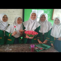 Siswa/Siswi MTsN 01 Kepahiang Karyakan Bunga Hias Berbahan Sabun Mandi