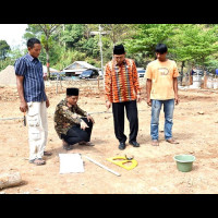 Kasi Bimas Islam Kemenag Benteng Bersama KUA Ukur Arah Kiblat