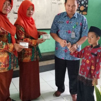 Kepala MIN 1 RL Bekerja Sama Dengan Puskesmas  Bagikan Obat Cacing