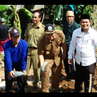 Kepala KUA Sungai Rumbai, Unsur Muspika dan Masyarakat  Hadiri Pembangunan Bedah Rumah