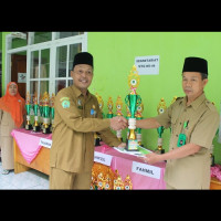 Ka. Kemenag RL Serahkan Trofi Secara Simbolis Kepada Pemenang Lomba MTQ