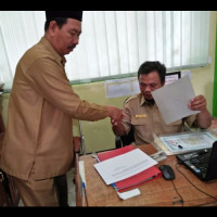 Kepala KUA Kecamatan Pondok Suguh Serahkan Sertifikat Tanah KUA Ke Bimas Islam Kemenag Mukomuko