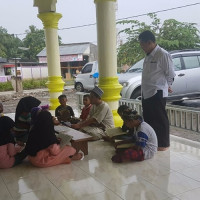 Kepala Kemenag MM Beri Motivasi Kepada Santri TPQ Alhidayah Penarik