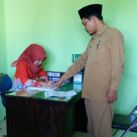 Penghujung Tahun, Ka.KUA Pondok Kubang Periksa Buku Tata Persuratan