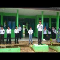 Kasi Madrasah Kemenag RL Pembina Upacara di MTs.N 2 PUT