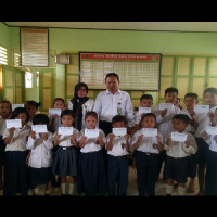 Siswa MIN 04 Rejang Lebong menerima Bantuan Dana Pendidikan dari Dana Desa