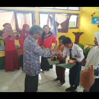 Siswa MTsN 2 Bengkulu Tengah Raih Juara 2 Lomba Baca Puisi