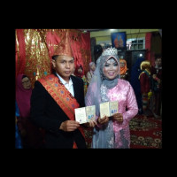 Terima Buku Nikah Pasca Akad, Pengantin Pondok Kelapa Benteng Sumringah.