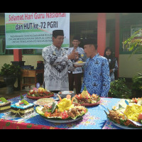 Peringati HGN MAN 1 BU Potong Tumpeng