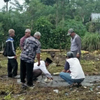 Ka. KUA Kec. Selupu Rejang Fasilitasi Warga Mengukur Arah Kiblat