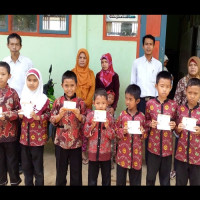 Guru MIS Nurul Huda Belumai Vasilitasi Siswa Dalam Pencairan PIP