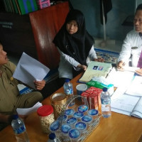 Kepala KUA Sungai Rumbai Terima Laporan Hasil Bedah Rumah