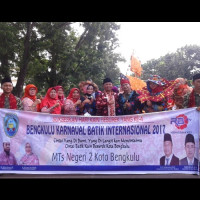 MTsN 2 Kota Bengkulu  Ikuti Karnaval Batik Basurek