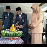 Puncak HAB ke-72 BS, Bupati Terima Potongan Tumpeng Pertama