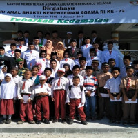 Dua Siswa MIN 2 Bengkulu Selatan Dapat Santunan