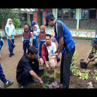 Ka MIS Nurul Huda Belumai Ajak Seluruh Dewan Guru Ciptakan Taman Bunga