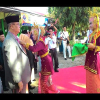 Siswi MTsN 2 Kota Bengkulu Sambut Ka.Kanwil Dengan Tari Persembahan