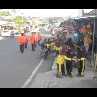 Siswa MIN 01 RL Jalan Santai Sambil Kumpulkan Sampah