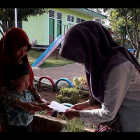 Ajarkan Kepedulian, Ajak Siswa RA Perwanida Santuni Korban Kebakaran