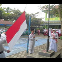 MIN 01 RL Laksanakan Upacara Bendera Diiringi Drumband