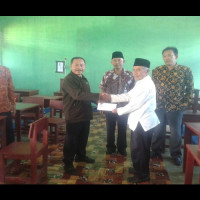 Basnaz RL Beri Bantuan Dana Pembangunan Masjid MTs N 1 RL