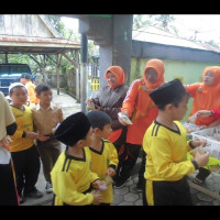 TP UKS MIN 01 RL Bagikan Bubur Kacang Ijo Gratis