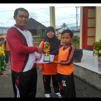 Kepala MIM 10 RL Serahkan Piala Kepada Siswa  Yang Mearaih Juara Dalam Rangka Miladiyah Di MIN 01 RL