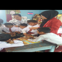 Siswa MIS GUPPI 13 RL Rl Praktek Pembuataan karya Aplikasi Menempelkan Foto