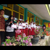 Motivasi siswa/i  Kepala MIS GUPPI 13 RL Bagikan uang  binaan kepada seluruh peserta lomba dalam rangka Miladiyah 57