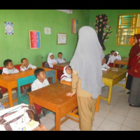 Siswa MIS GUPPI 13 RL Terima Bantuan Obat Cacing