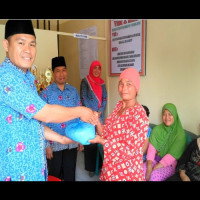 MIM 10 RL Salurkan Infak Segenggam Beras Kepada Wali Siswa Yang Pra Sejahtera