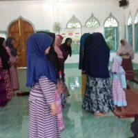 PAI Kecamatan Teramang Jaya Pandu Anggota Majelis Taklim Praktek Sholat Jenazah