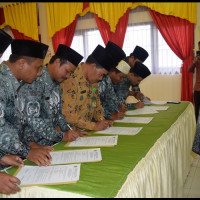 Bersama Ka. KUA dan PAI Non PNS , Ka. Kemenag Kabupaten Kepahiang MOU Kegiatan Didikan Subuh