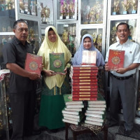 Guru MTsN 1 Kota Bengkulu Sumbang Al-Qur'an Untuk Masyarakat