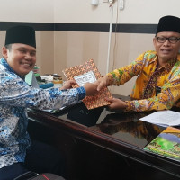 Kepala Kankemenag MM Serahkan Dokumen Persyaratan Test Petugas Haji Kloter